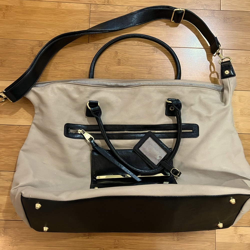 Steve Madden Travel / Tote / Weekender / Duffel Overnight Bag. Black and Beige.